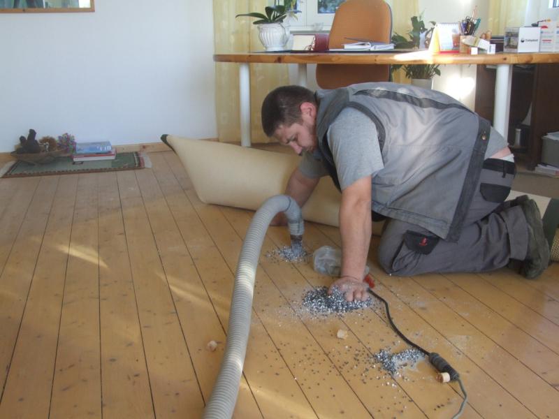 Ausblasen des Holzfußbodens mit Polystyrol